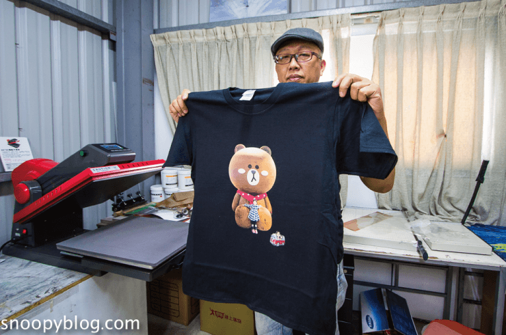 showing the customized printing black t shirt