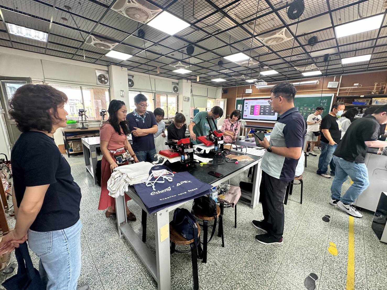2026 春季 西苑國中科技中心 AI廣告機與xToolDTF體驗活動 2604 activity ai xtool 19
